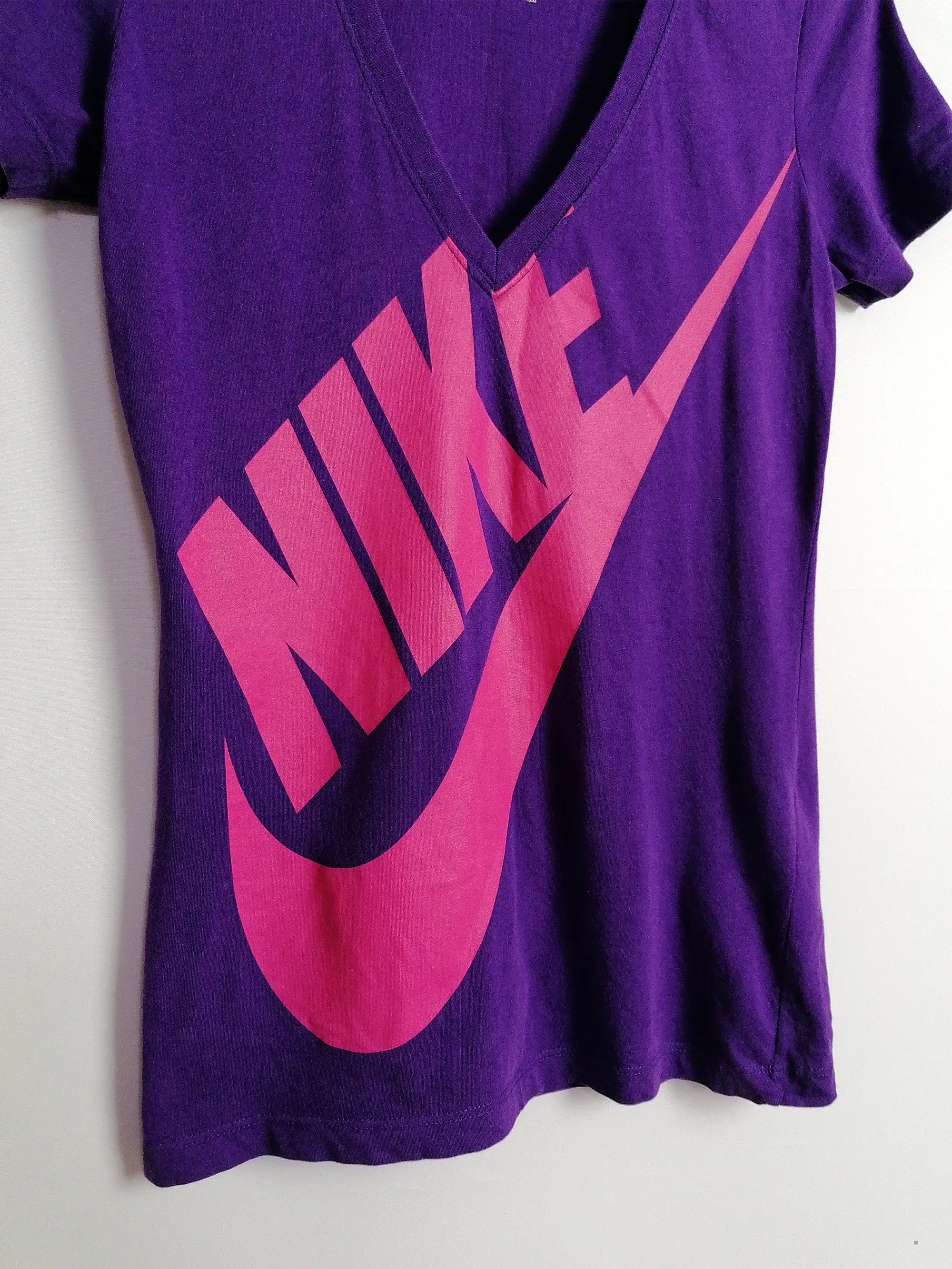 NIKE V-neck T-shirt Purple-  size M slim fit